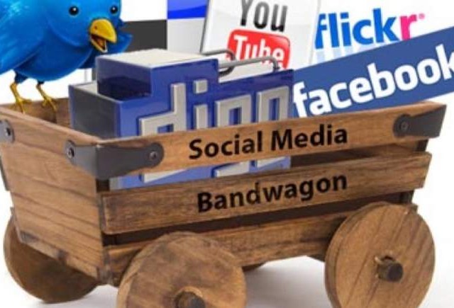 «Αθώα» τα μέσα κοινωνικής δικτύωσης για την πολιτική πόλωση