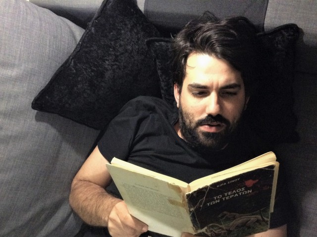 Ο Πάνος Τσερόλας παρ’ ολίγον να γίνει παλαιοντολόγος χάρη σ’ ένα βιβλίο αλλά θα καταλήξει θεατρολόγος εξ αιτίας ενός άλλου