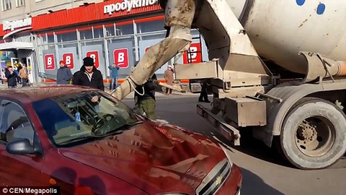 Γέμισε με τσιμέντο το αυτοκίνητο της συζύγου του γιατί άλλαξε το επώνυμό της