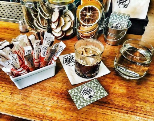 Άνοιξε το «The Frogs All Day Bar» στην Αθήνα