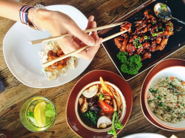 Πώς να μην παίρνετε κιλά όταν τρώτε έξω