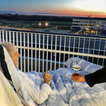 Συγκίνηση προκαλεί ασθενής που πίνει το κρασί του μπροστά στο ηλιοβασίλεμα, πριν φύγει απ’τη ζωή