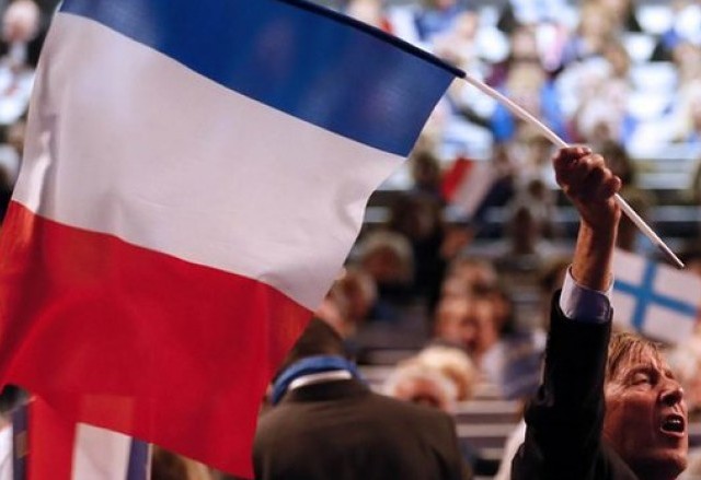 Ο Μακρόν και η Λεπέν εξακολουθούν να προηγούνται στον πρώτο γύρο