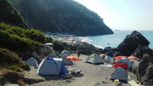 Βουλευτές του ΣΥΡΙΖΑ ζητούν τη νομιμοποίηση του ελεύθερου κάμπινγκ