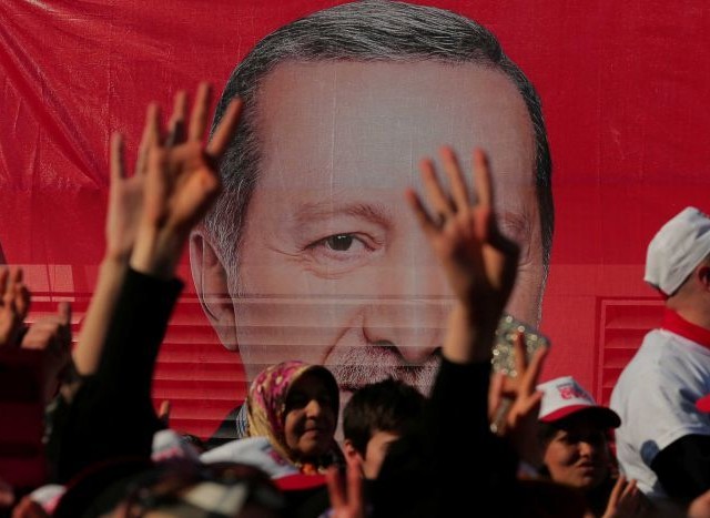 Οριακή νίκη του «ΝΑΙ» στην Τουρκία