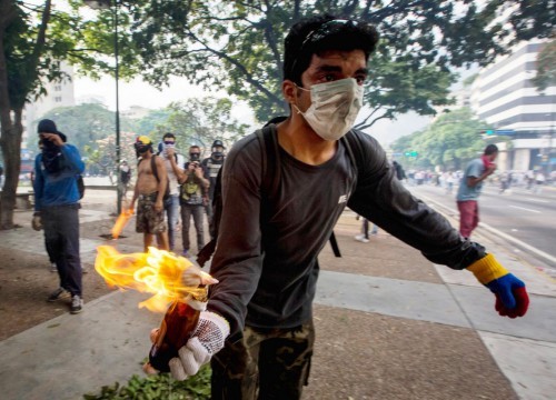 EE: «Αποκλιμάκωση των βιαιοτήτων στην Βενεζουέλα τώρα»