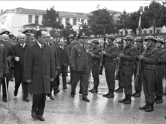 Spiegel: «Όταν η δημοκρατία πέθανε στην κοιτίδα της»