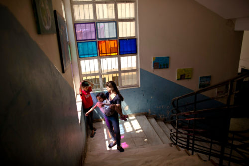 New York Times: Πως οι αναρχικοί στην Ελλάδα αναπληρώνουν τα κενά της κυβέρνησης