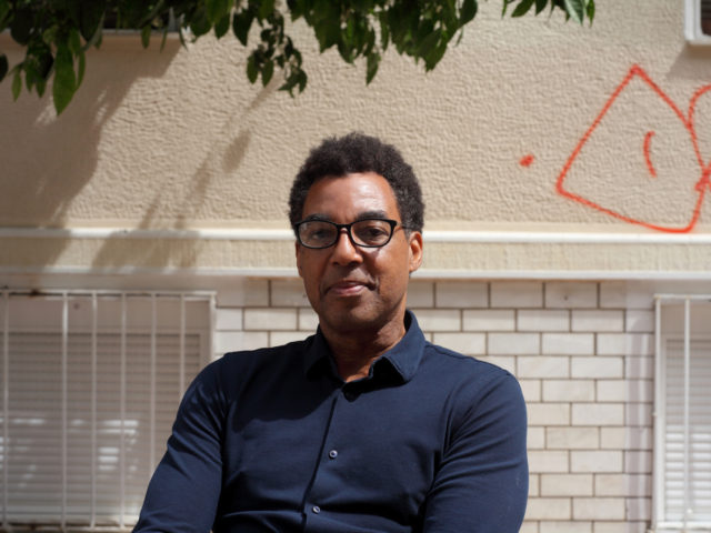 Ρικ Λόου: «Eίμαι στην Αθήνα για να μεταμορφωθούν τα πράγματα κι εδώ»