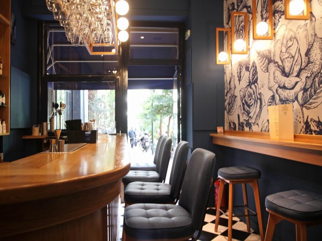 Αν ξεχάσατε την πλατεία Καρύτση, θα την ξαναθυμηθείτε με το Blue Rose