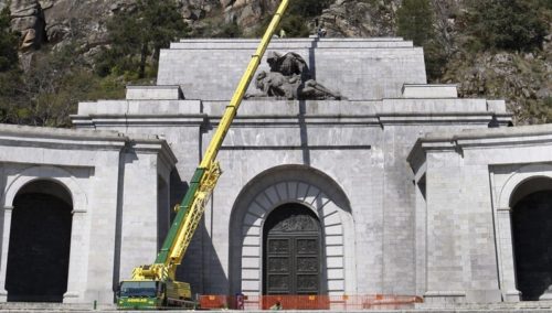 Ισπανία: Την απομάκρυνση των λειψάνων του Φράνκο από το μαυσωλείο ζητούν οι βουλευτές