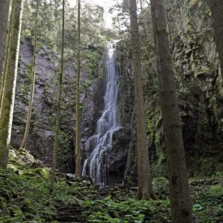 Ο μαγευτικός καταρράκτης Burgbach