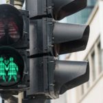 Σε ισχύ ο νέος κανονισμός για τις συσκευές αφής πεζών σε φωτεινούς σηματοδότες