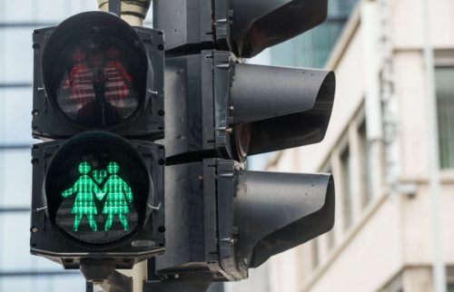 Σε ισχύ ο νέος κανονισμός για τις συσκευές αφής πεζών σε φωτεινούς σηματοδότες