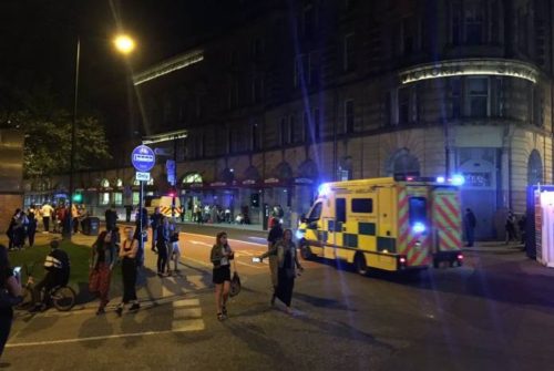 Μάντσεστερ: Αγρύπνια προς τιμή των θυμάτων