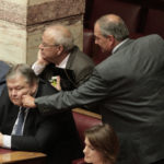 Ο Καραμανλής τσίμπησε τον Βενιζέλο στο μάγουλο