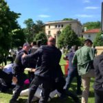 Σωματοφύλακες του Ερντογάν επιτέθηκαν σε διαδηλωτές έξω από την τουρκική πρεσβεία στις ΗΠΑ (βίντεο)