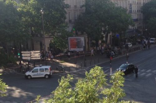 Άνδρες απειλούν να ανατινάξουν λεωφορείο στο Παρίσι