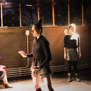 Η Νεφέλη Σταματογιαννοπούλου στήνει έναν γυάλινο τοίχο στο Μέγαρο Μουσικής