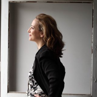 Μαρία Καλλιμάνη: «Μεγαλώνοντας μέσα σε αυτή τη δουλειά, σταμάτησα να φοβάμαι»