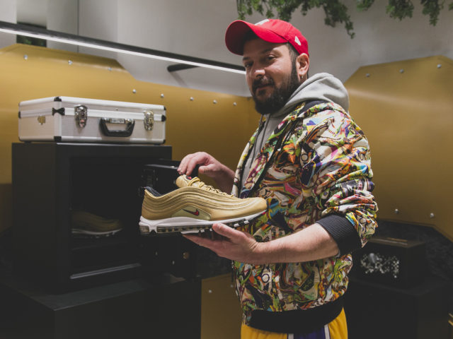 Ποιός έκλεψε τα χρυσά Nike Air Max 97;