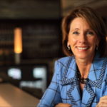 Με φωνές αποδοκιμασίας υποδέχτηκαν την υπουργό Παιδείας του Τραμπ