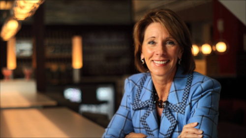 Με φωνές αποδοκιμασίας υποδέχτηκαν την υπουργό Παιδείας του Τραμπ