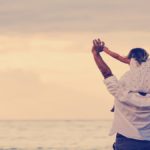 Πώς οι μπαμπάδες συμπεριφέρονται διαφορετικά στις κόρες τους απ ότι στους γιούς τους