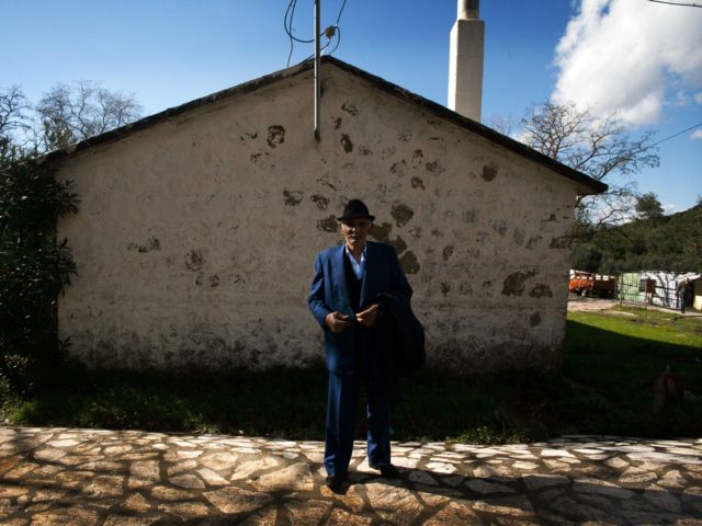 «Δωσ’ μου, γέρο την τσουτσού σου, να ραβδίσω τ’ αχλάδια»