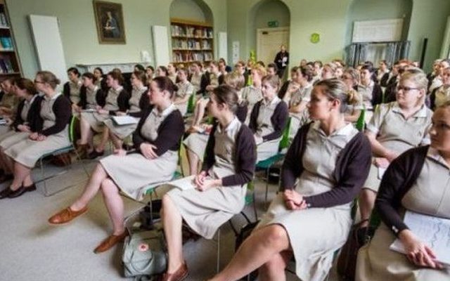 Στη Βρετανία οι «σούπερ» νταντάδες εκπαιδεύονται από μυστικούς πράκτορες