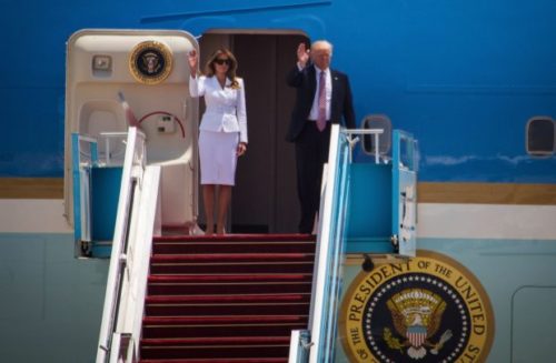 Η αντίδραση της Μελάνια στο άγγιγμα του Τραμπ