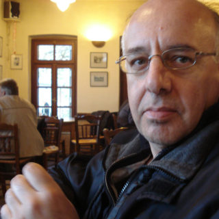 O Θάνος Κάππας θυμάται την εποχή που όσοι διάβαζαν Μπουκόφσκι ήθελαν να γίνουν αλκοολικοί