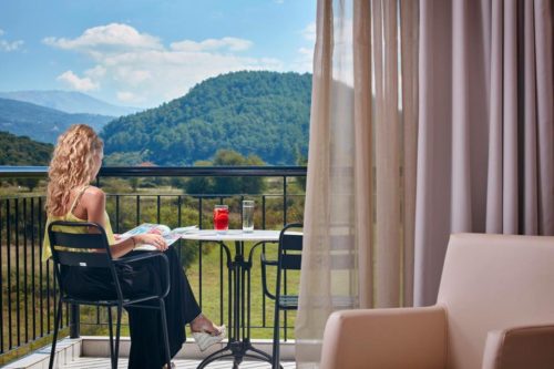 Όταν η ομορφιά μπλέκει με τα παιδιά της κερκίδας