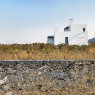 Μια κατοικία στον Κάμπο της Πάρου εκμεταλλεύεται την γεωμετρία της κυκλαδίτικης αρχιτεκτονικής