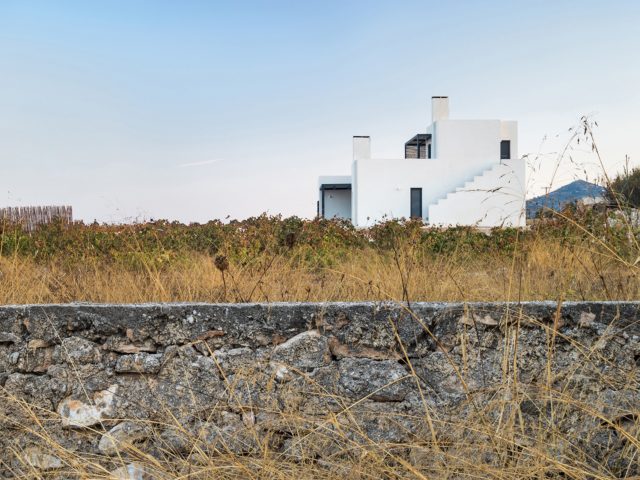 Μια κατοικία στον Κάμπο της Πάρου εκμεταλλεύεται την γεωμετρία της κυκλαδίτικης αρχιτεκτονικής