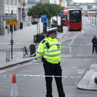 Λονδίνο: Διώροφο λεωφορείο έπεσε πάνω σε κατάστημα