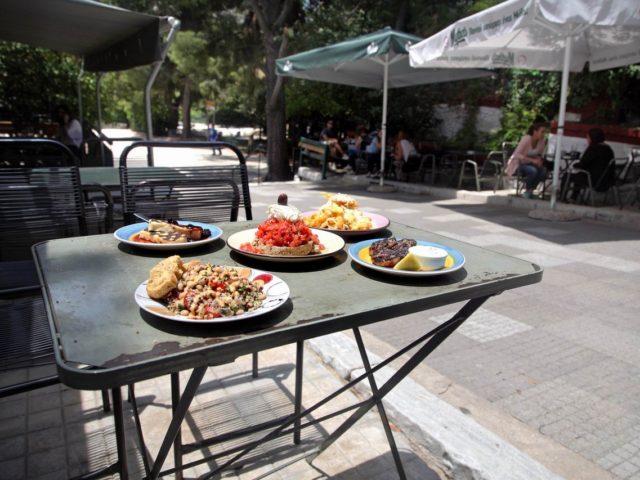 Το ουζερί της Δεξαμενής είναι πάντα το «μπαλκόνι του Κολωνακίου»