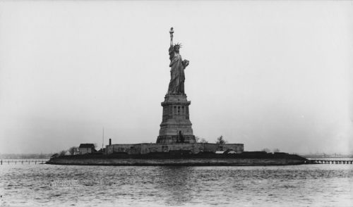 Στις 17 Ιουνίου του 1885 το «Άγαλμα της Ελευθερίας» φτάνει στο λιμάνι της Νέας Υόρκης