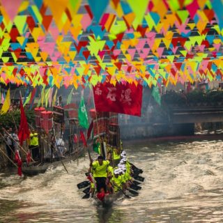 Μια ομάδα του αγώνα «Dragon Boat» στο Pearl River της πόλης Guangzhou στην Κίνας.