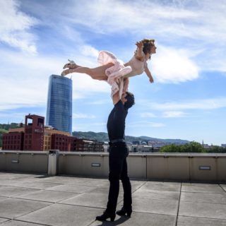 Οι ηθοποιοί Eva Conde και Christian Sanchez προβάλλουν τη σκηνή από το «Dirty Dancing»