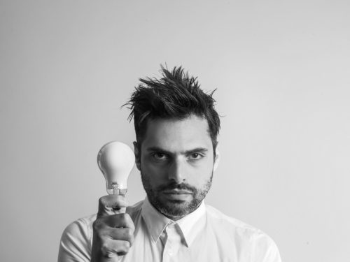 Ο Γιώργος Παπαγεωργίου παίρνει το γιουκαλίλι του και παίζει ζωντανά στο facebook