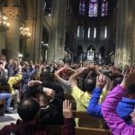 Περίπου 1.000 τουρίστες εγκλωβίστηκαν στην Παναγία των Παρισίων μετά την επίθεση ενός άνδρα εναντίον αστυνομικών