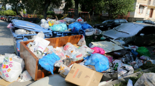 Βγήκαν απορριμματοφόρα με προσωπικό ασφαλείας για την αποκομιδή σκουπιδιών