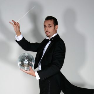 Ο Dimitri From Paris την Κυριακή θα κάνει τα μαγικά του