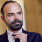 Ο πρωθυπουργός της Γαλλίας Εντουάρ Φιλίπ εξαγγέλλει περικοπές δημοσίων δαπανών μετά την αποκάλυψη μιας «απαράδεκτης» δημοσιονομικής απόκλισης