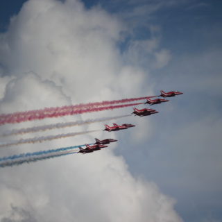 Πετάξτε, Ψεκάστε, Τελειώσατε: Τα Red Arrows στον Ουρανό της Τανάγρας