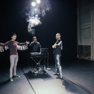 Δύο χορευτές κι ένας dj παραδίδουν μαθήματα σύγχρονου χορού στο bios