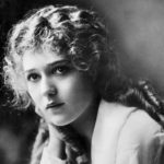 Στις 24 Ιουνίου του 1916 η Μαίρη Πίκφορντ γίνεται η πρώτη γυναίκα ηθοποιός που υπογράφει συμβόλαιο για 1 εκατομμύριο δολάρια