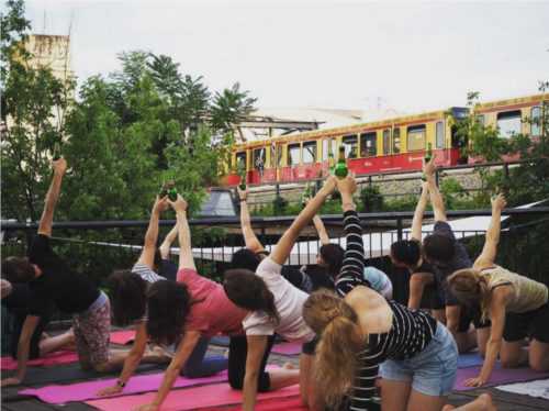 Αυτό είναι το νέο trend, να πίνεις μπύρα κάνοντας yoga!