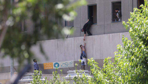 Δώδεκα νεκροί από την επίθεση του Ισλαμικού Κράτους στην Τεχεράνη